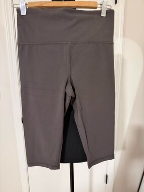 Athleta Mid-Rise Knee-Length Leggings in Charcoal Gray
